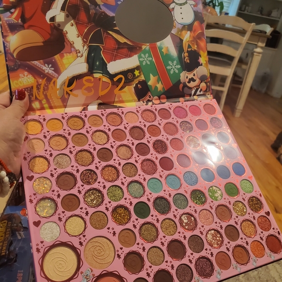 Cosmetics - Picture 5 of 16